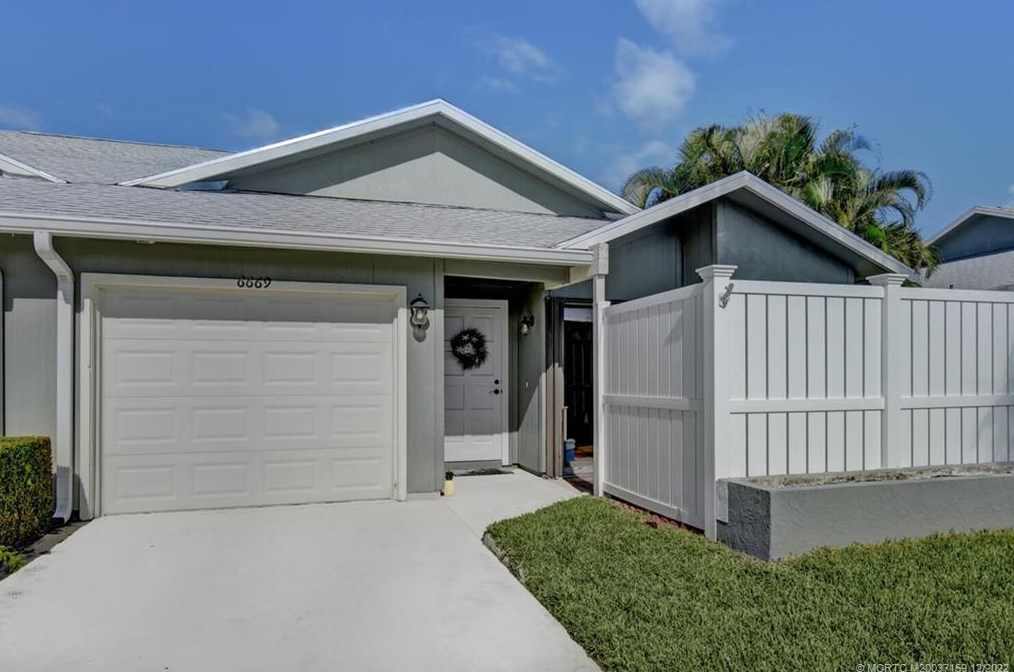 6669 Yorktown Dr, Hobe Sound, FL 33455-7304