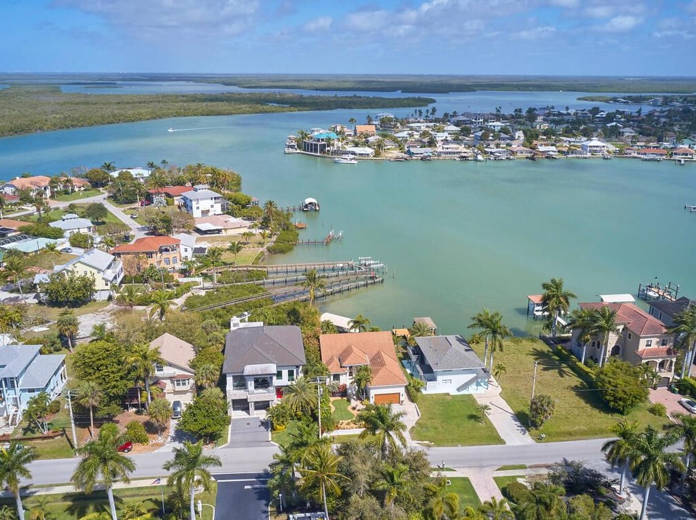 33 W Pelican St, Naples, FL 34113