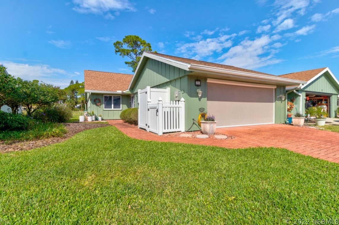 25 Andrea Dr, New Smyrna, FL 32168-6136