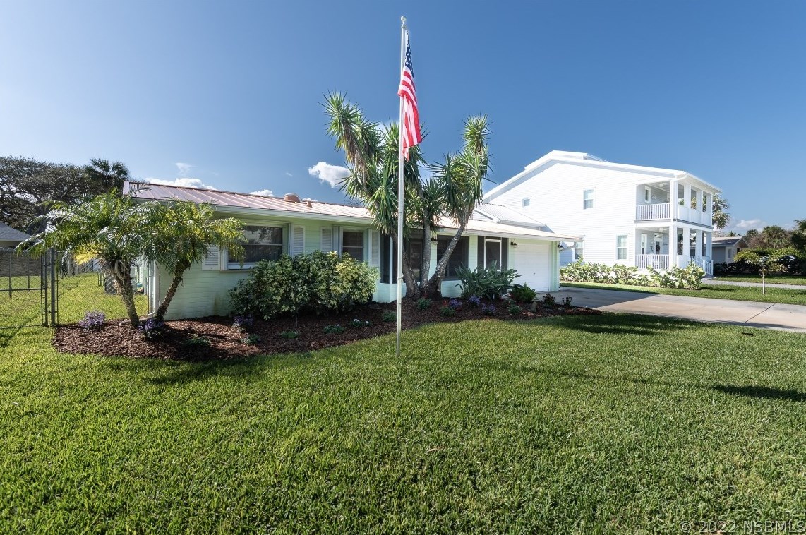 4638 Saxon Dr, New Smyrna, FL 32169