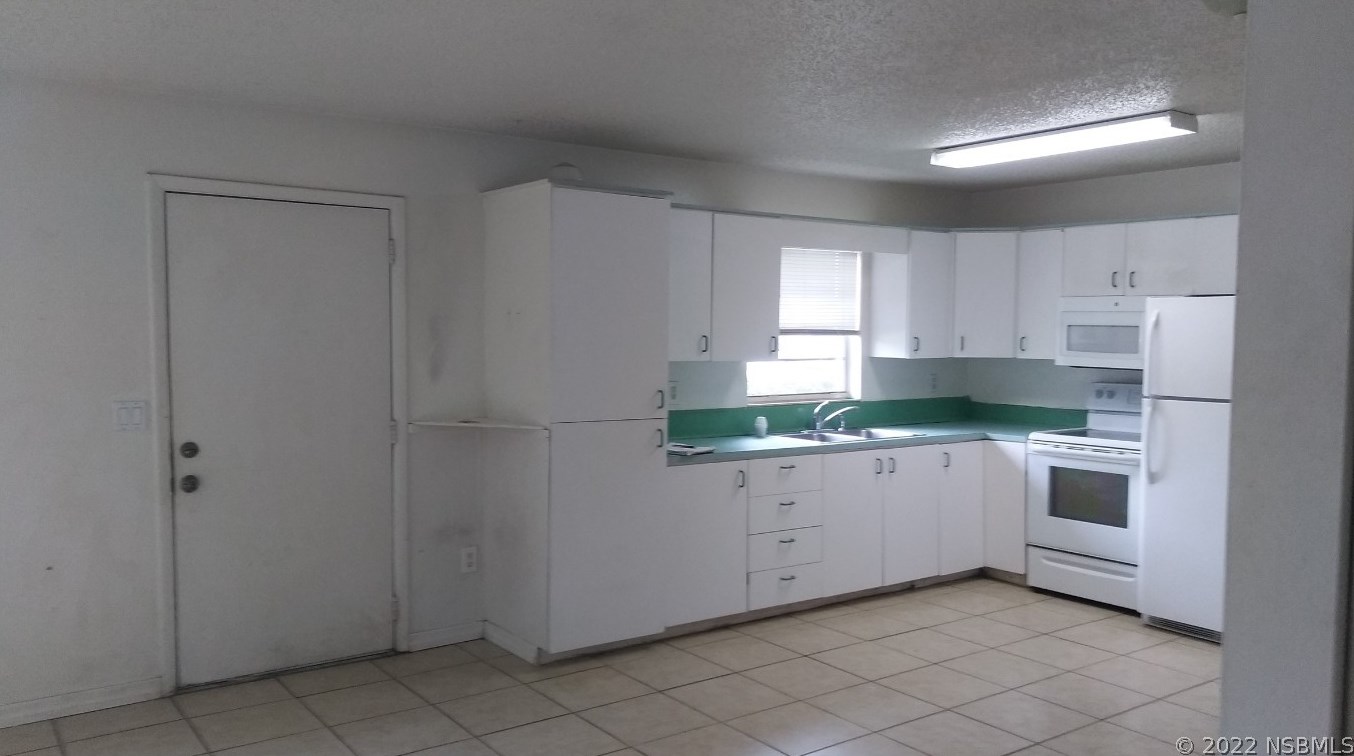1915 Fern Palm Dr, Edgewater, FL 32141-4108