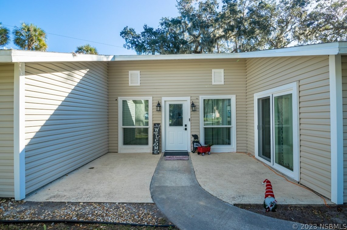 1703 Queen Palm Dr, Edgewater FL  32132-3211 exterior