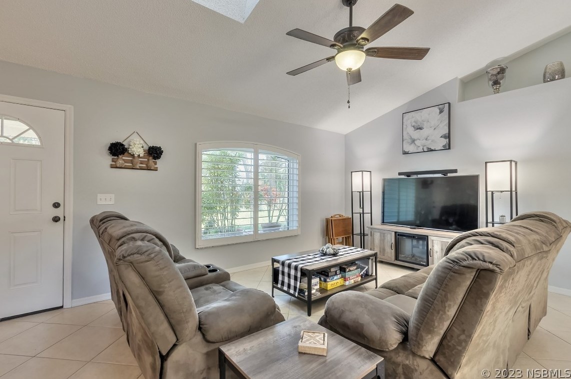 1422 Queen Palm Dr, Edgewater FL  32132-2512 exterior