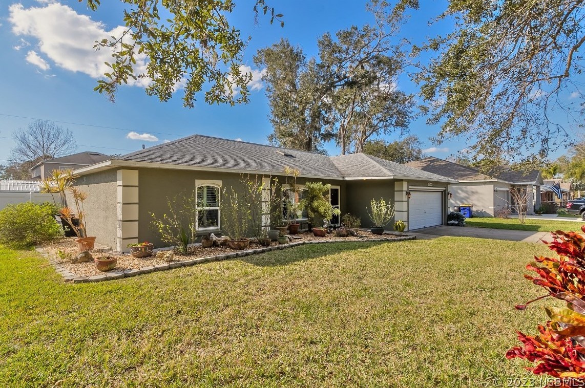 1422 Queen Palm Dr, Edgewater FL  32132-2512 exterior