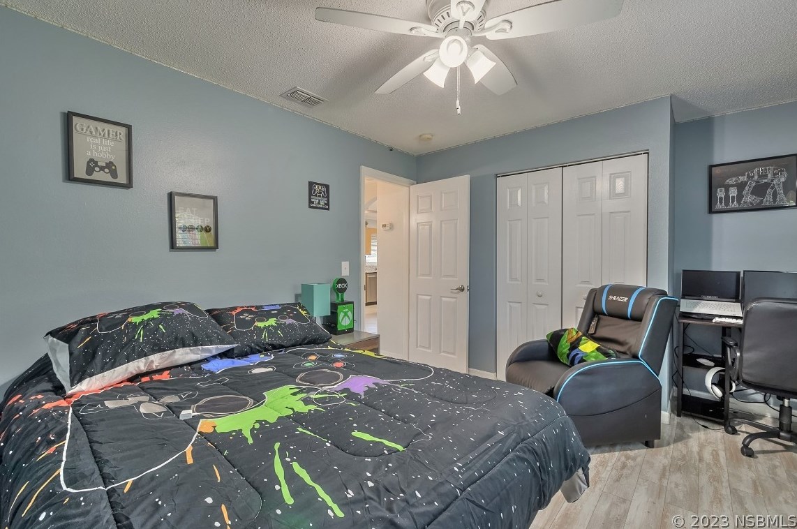 1422 Queen Palm Dr, Edgewater FL  32132-2512 exterior