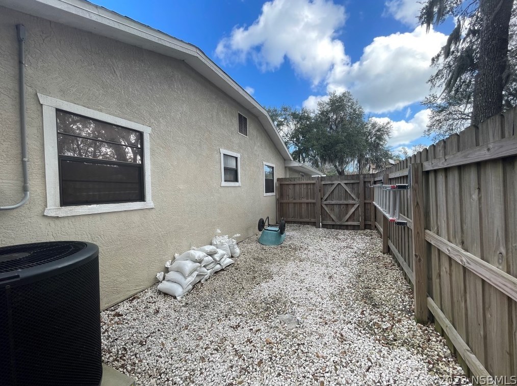 1722 Pine Tree Dr, Edgewater FL  32132-3208 exterior