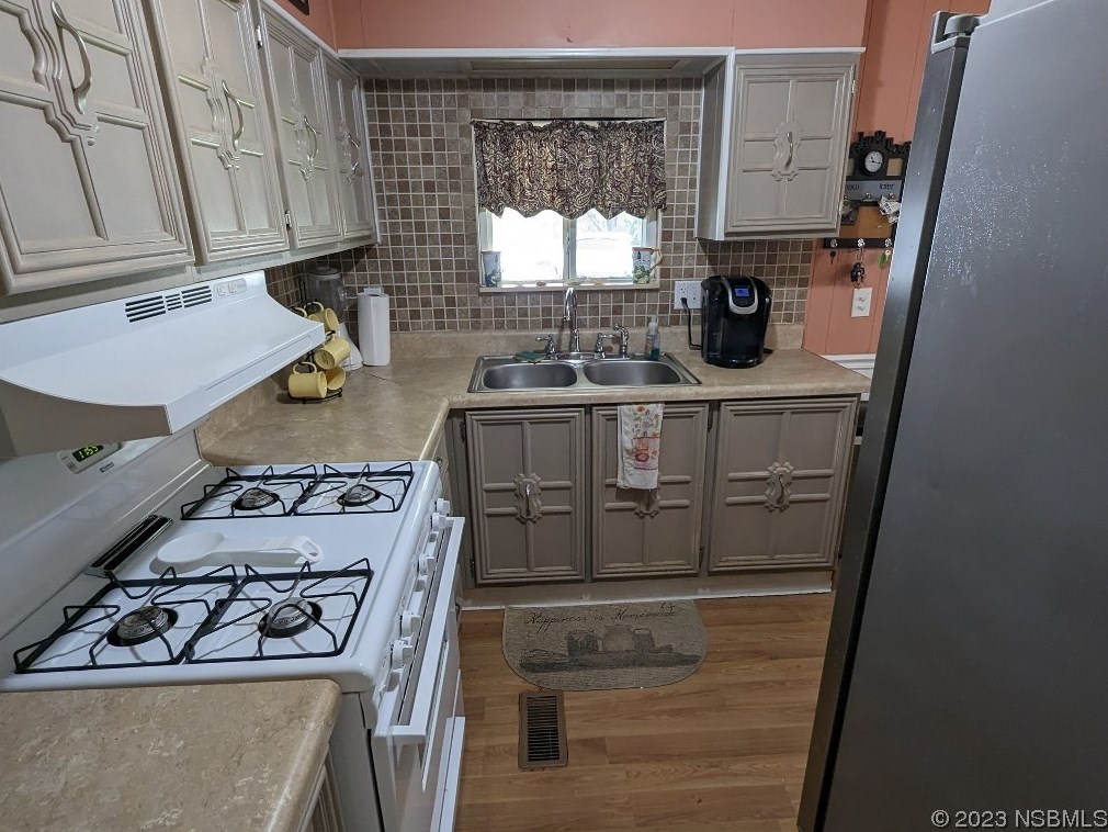 117 Oak St, Edgewater FL  32141-7337 exterior