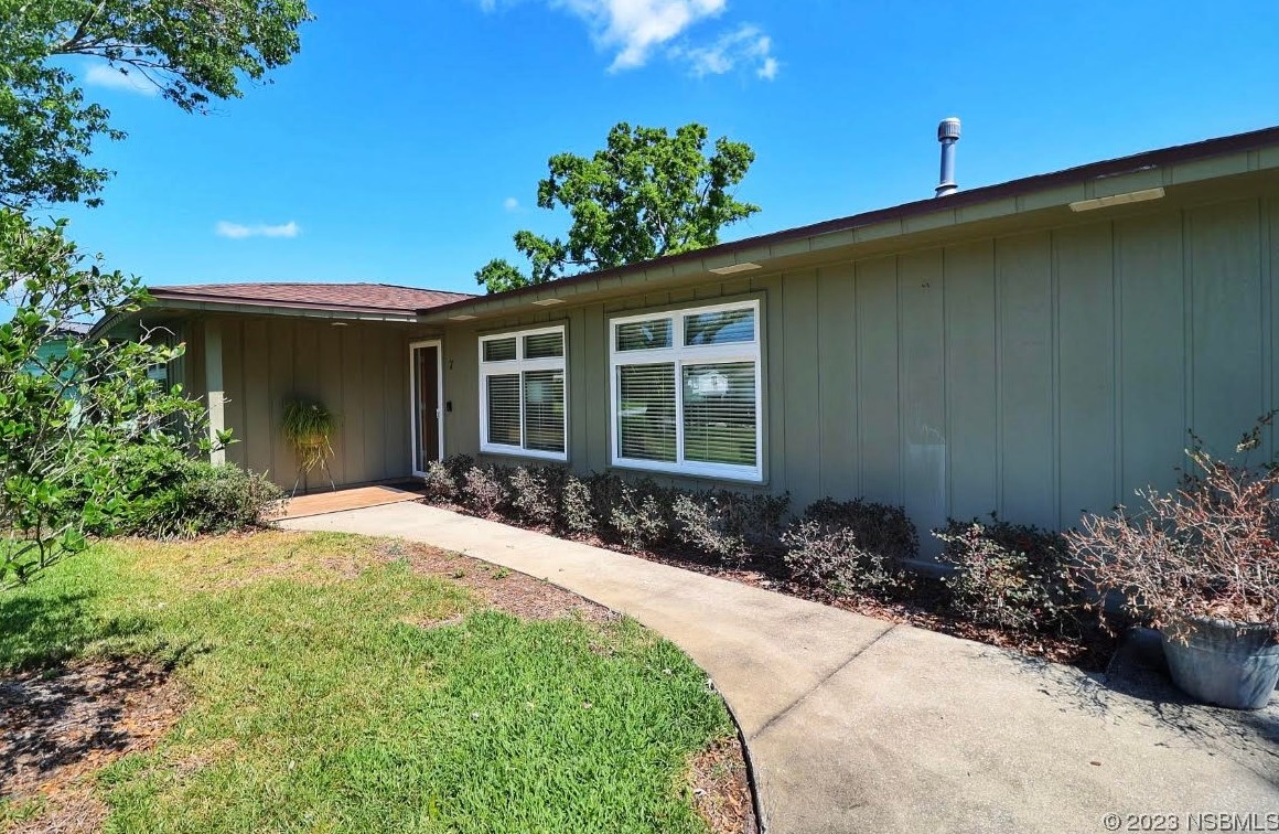 7 Fairway Cir, New Smyrna, FL 32168-6303