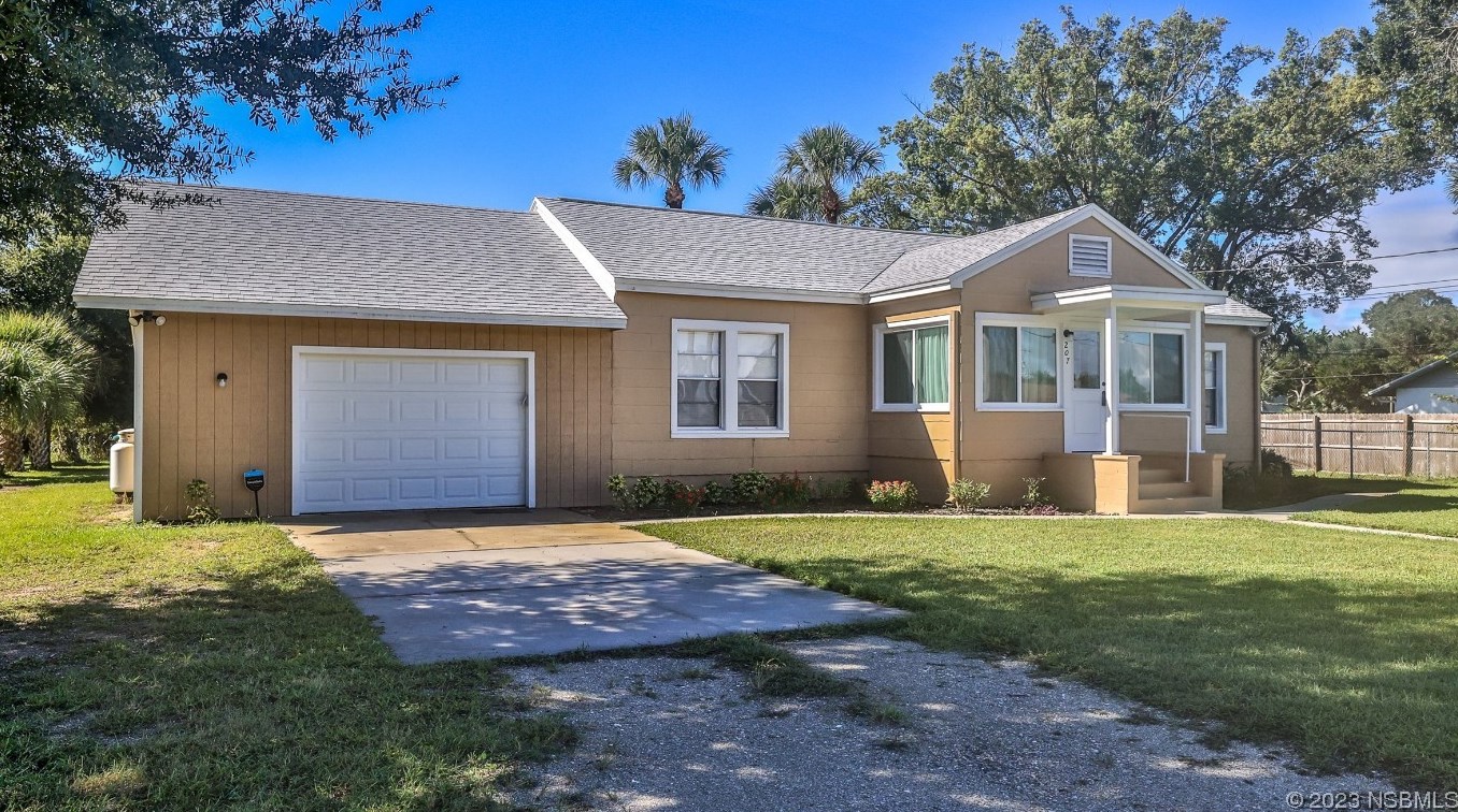 207 E Halifax Ave, Oak Hill, FL 32759