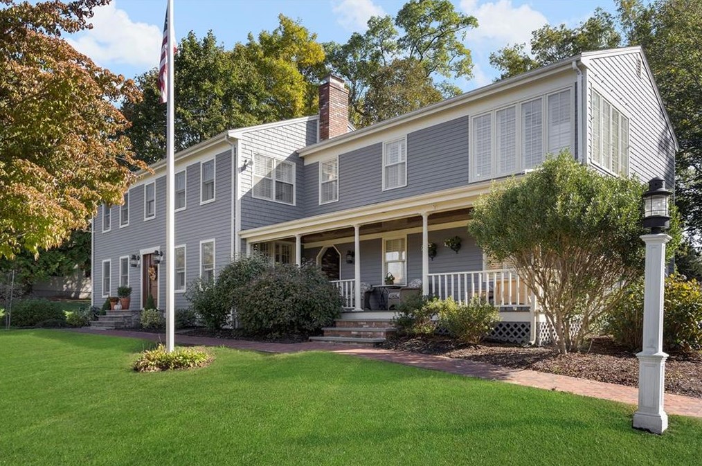 24 Sullivan Ln, Bristol, RI 02809-1522