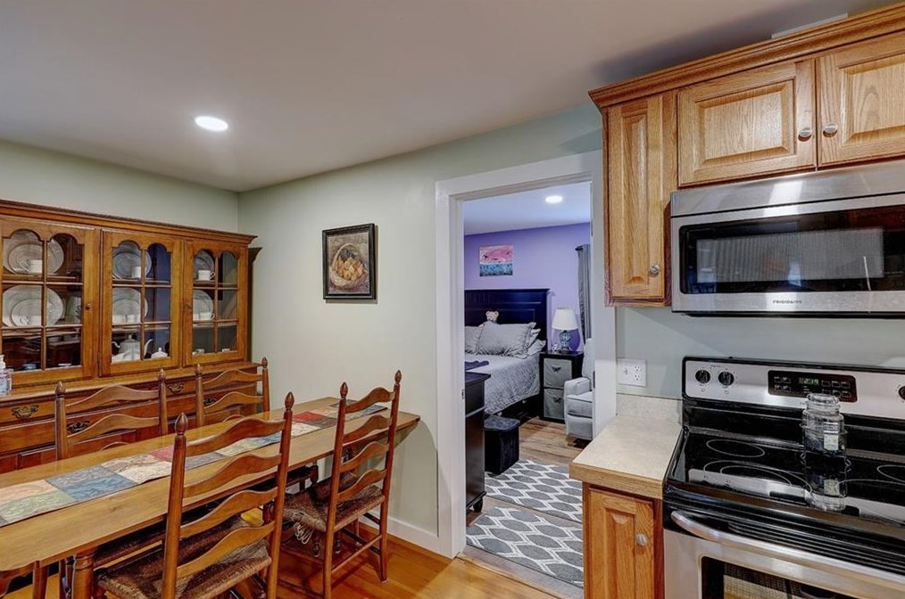 82 Washington St, Bristol RI 02809-2411 exterior