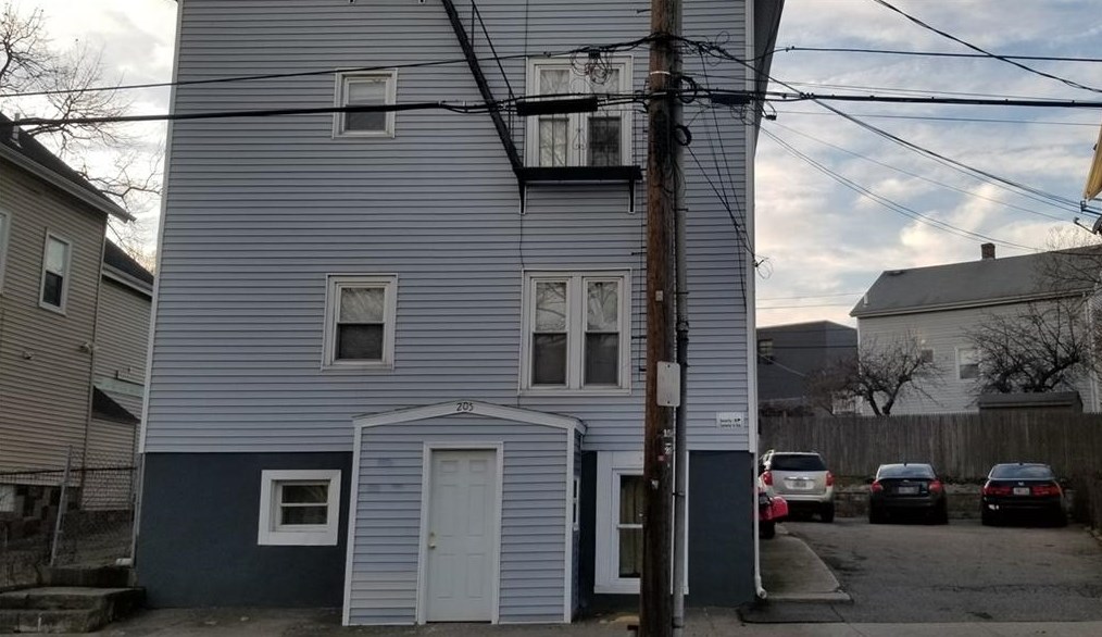 205 Pleasant St, Pawtucket, RI 02860-3827