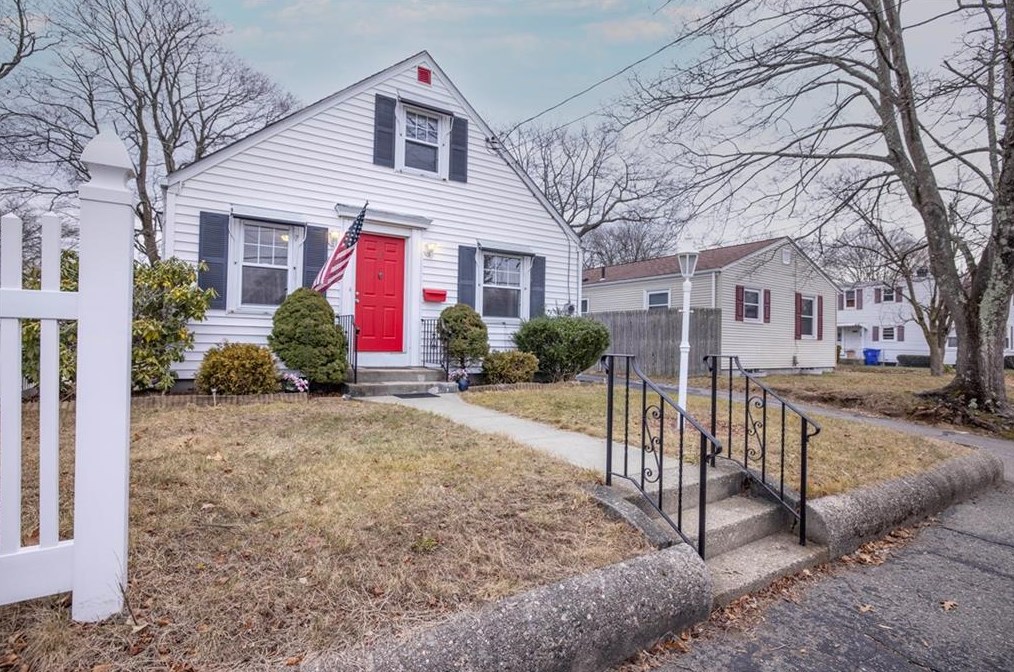 95 Daggett Ave, Pawtucket, RI 02861-2725