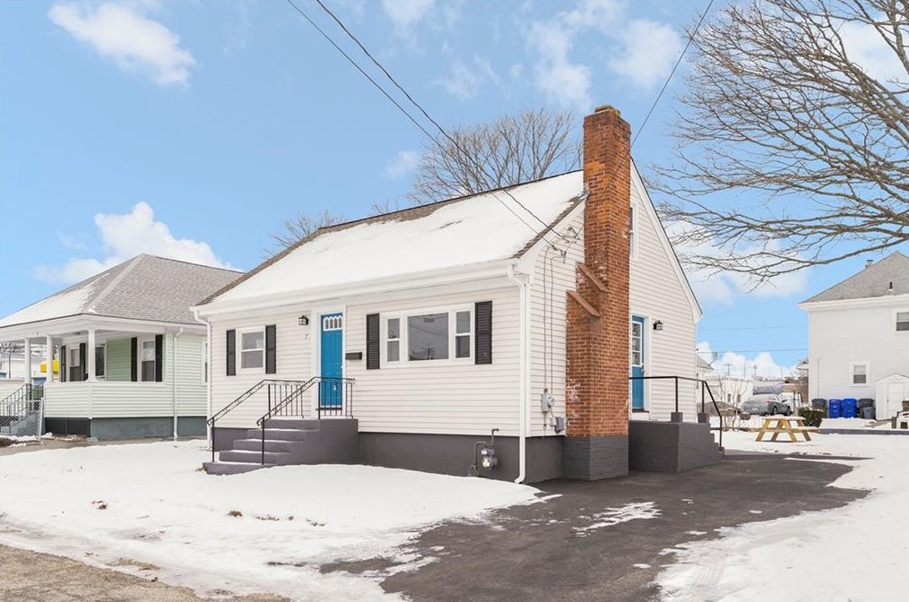 7 Woodland Ave, East Providence, RI 02914-2931