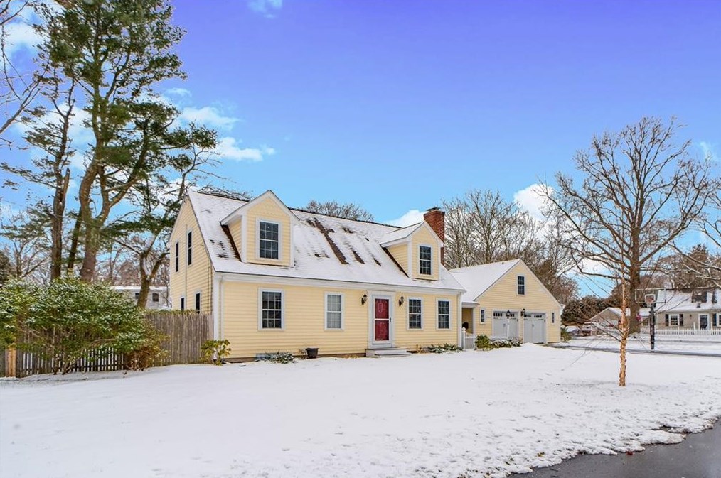 11 Roberta Dr, Barrington, RI 02806-2122