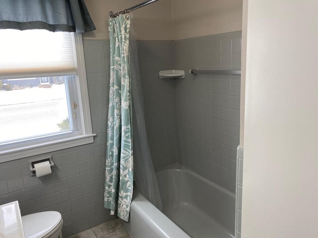 295 Lawnacre Dr, Cranston RI 02920-5928 exterior