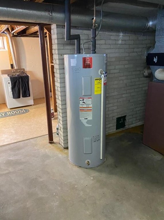 295 Lawnacre Dr, Cranston RI 02920-5928 exterior