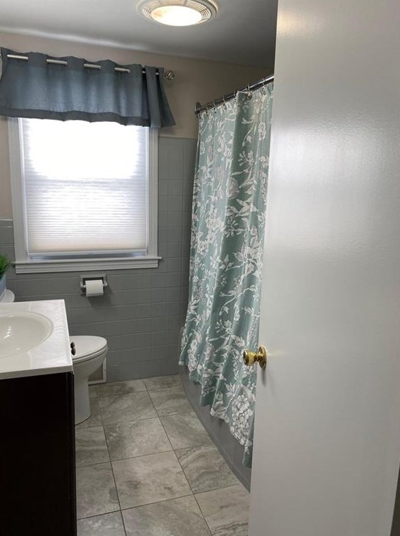 295 Lawnacre Dr, Cranston RI 02920-5928 exterior