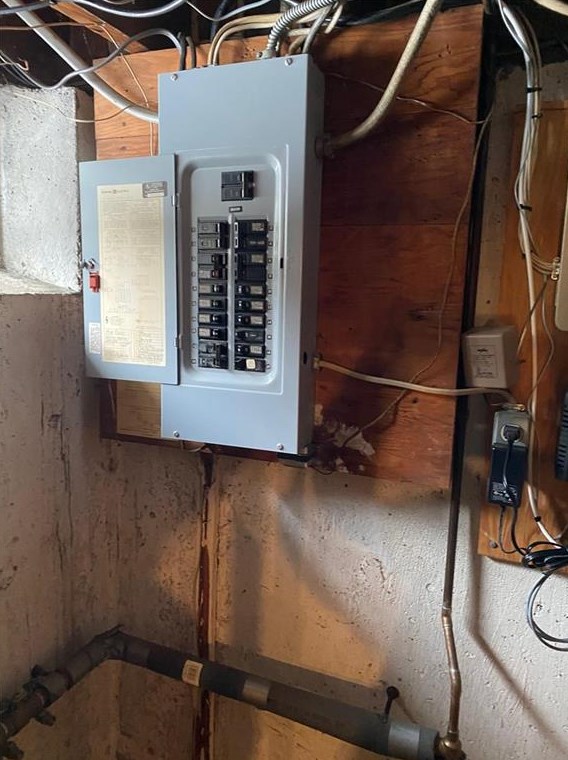 295 Lawnacre Dr, Cranston RI 02920-5928 exterior