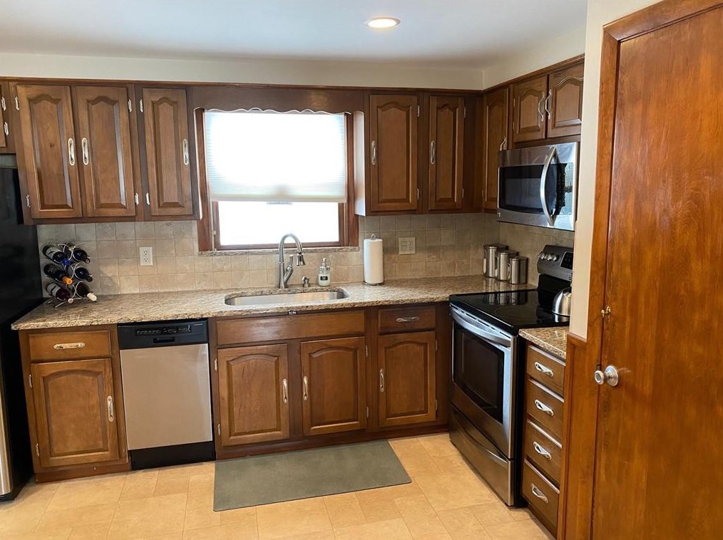 295 Lawnacre Dr, Cranston RI 02920-5928 exterior