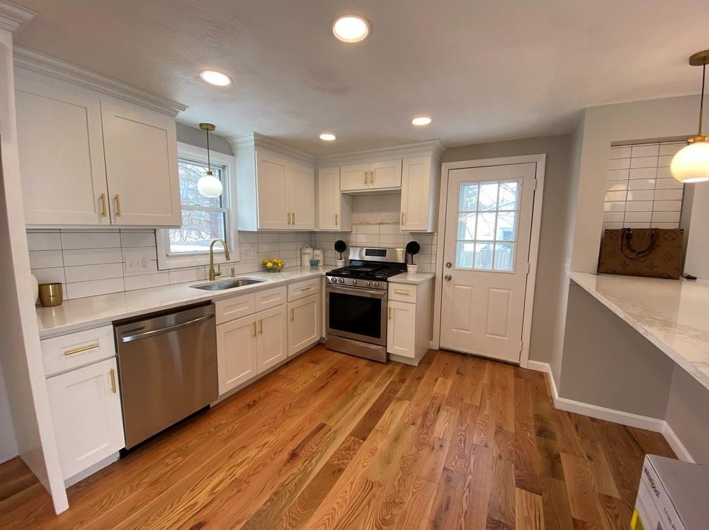 11 Beeckman Ave, Cranston RI 02920-4413 exterior