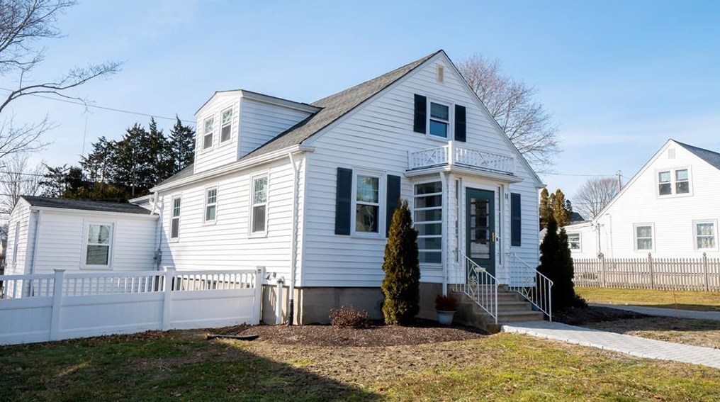 11 Keeher Ave, Middletown, RI 02840