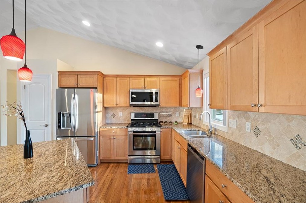 42 Foxglove Dr, Cranston, RI 02920-3511