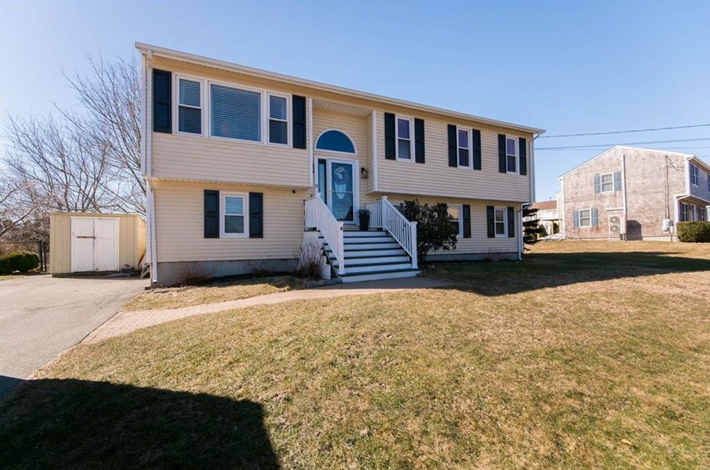 19 Hicks Ln, Portsmouth, RI 02871 exterior