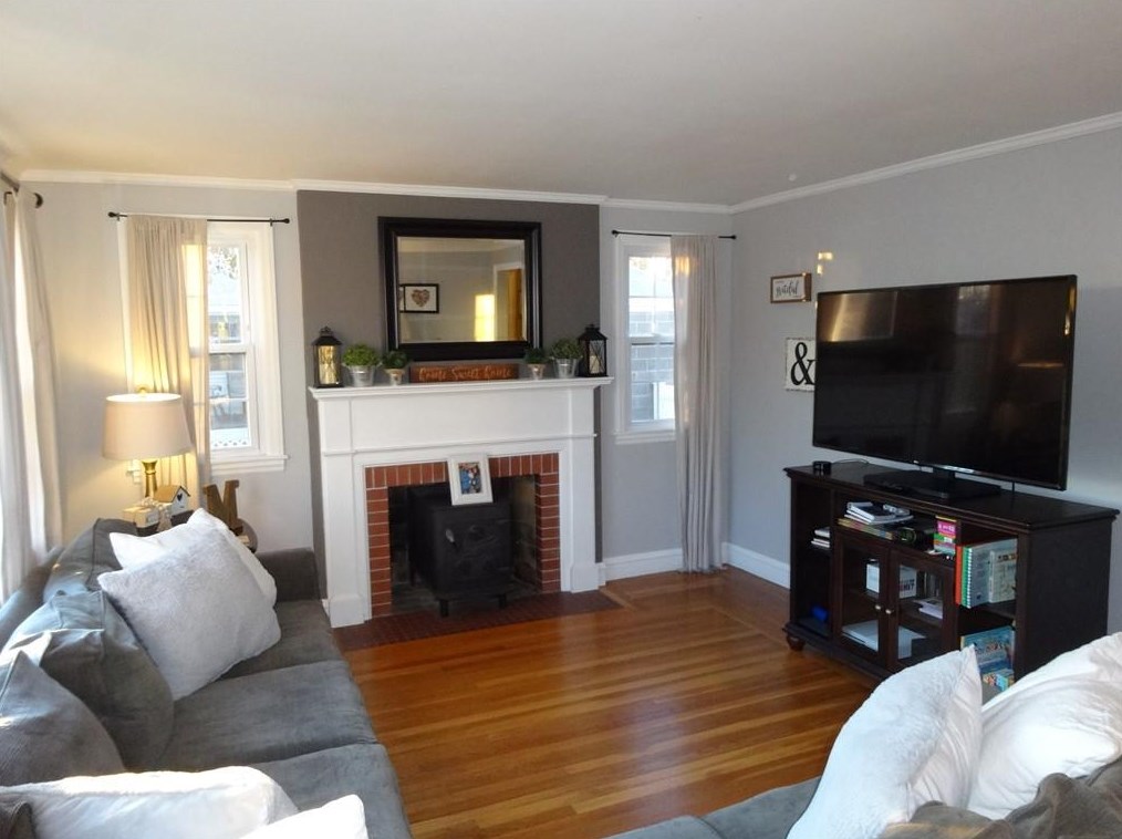 70 Hilltop Dr, Cranston, RI 02920 exterior