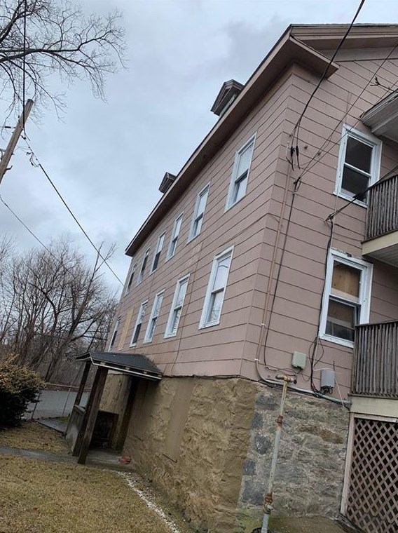 Who lives at 143 Hope St, Woonsocket, RI 02895? We know NewEnglandFacts