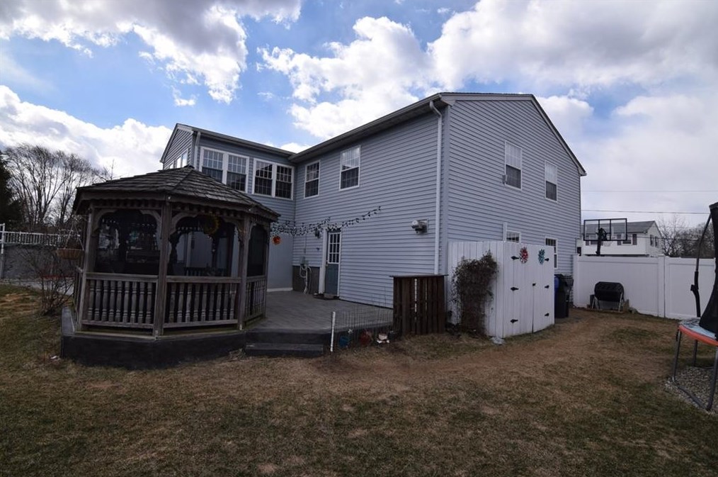 28 Bramble Ln, West Warwick, RI 02893-5506