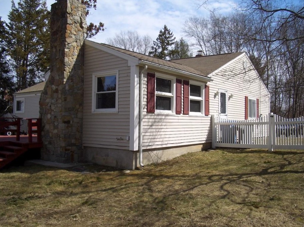 1621 Phenix Ave, Cranston, RI 02921-1352