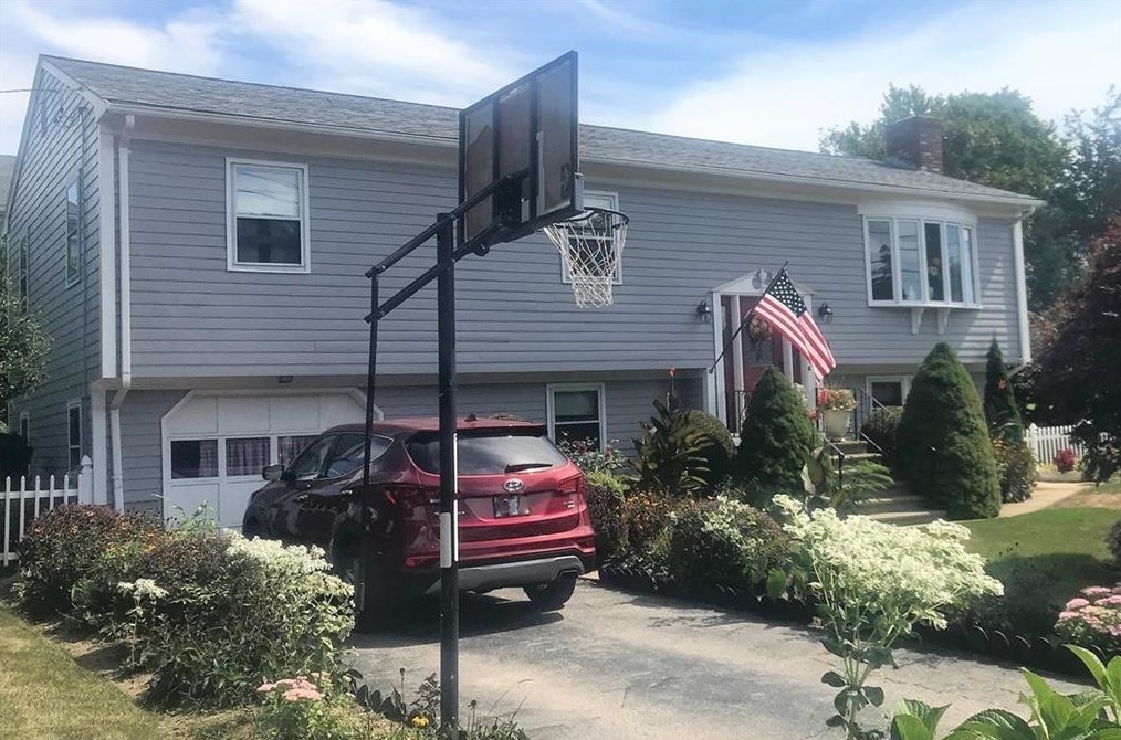 28 Center St, Bristol, RI 02809 exterior