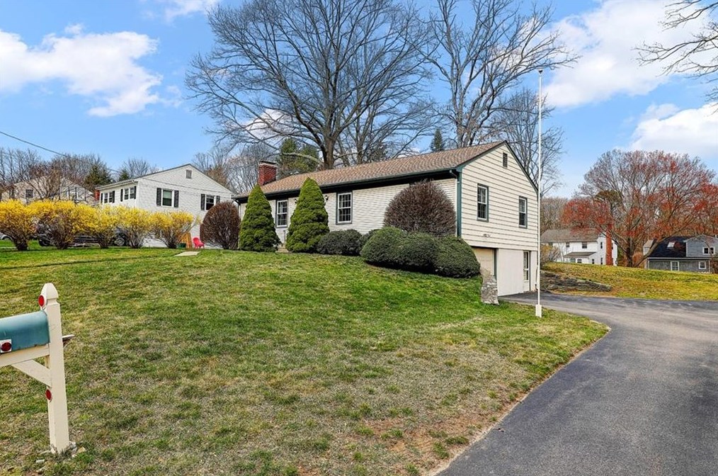 16 Old Hickory Dr, Cumberland, RI 02864