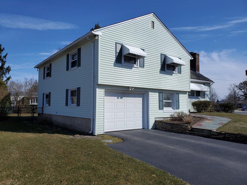 64 Cypress Dr, Cranston, RI 02920-5543