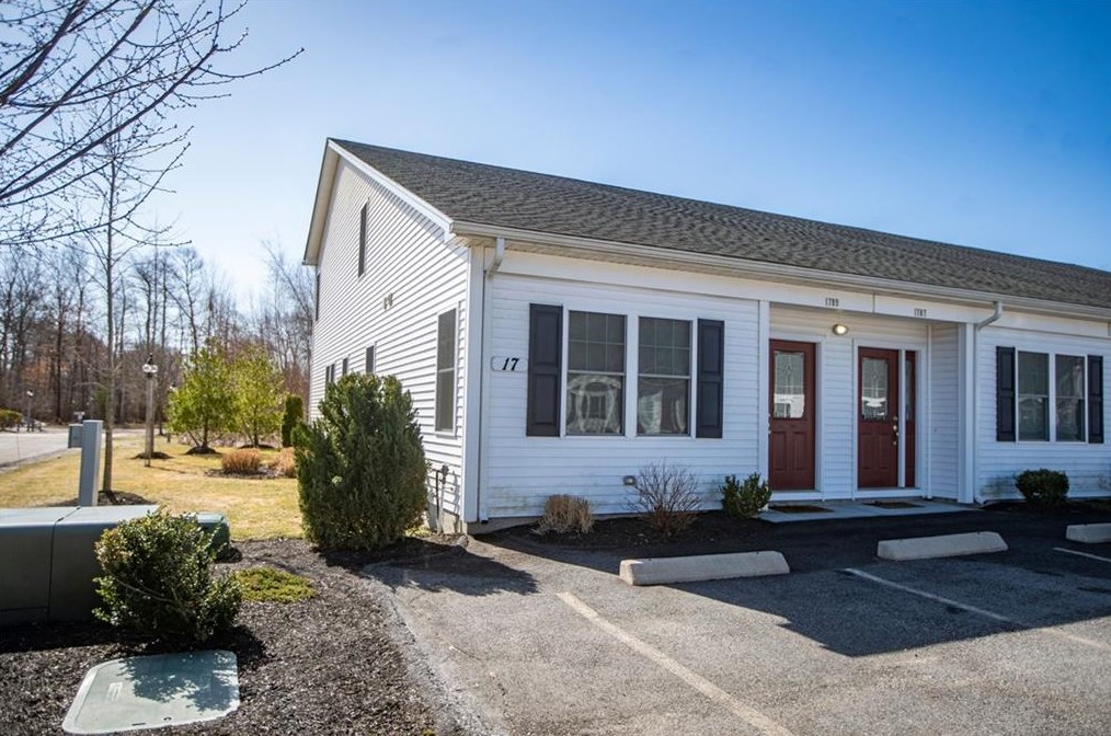 17 Gray Coach Ln, Cranston, RI 02921