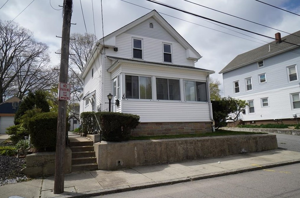 52 Thomas Ave, Pawtucket, RI 02860-2528
