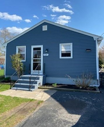 104 3Rd Ave, Cranston, RI 02910 exterior