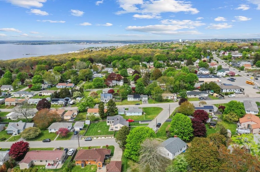 25 Brackett Ave, Tiverton, RI 02878