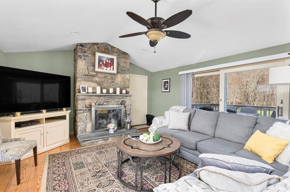 33 Greenville Rd, Smithfield, RI 02828-1507