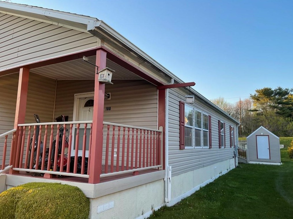 100 Songbird Ln, Tiverton, RI 02878