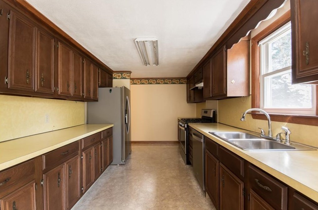 9 Crestwood Rd, Coventry, RI 02816