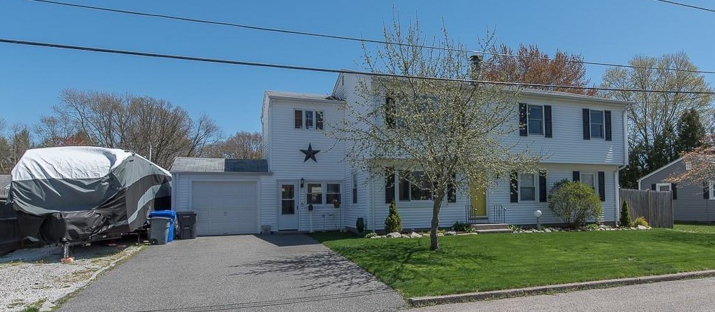 31 Primrose Dr, East Providence, RI 02915-2426