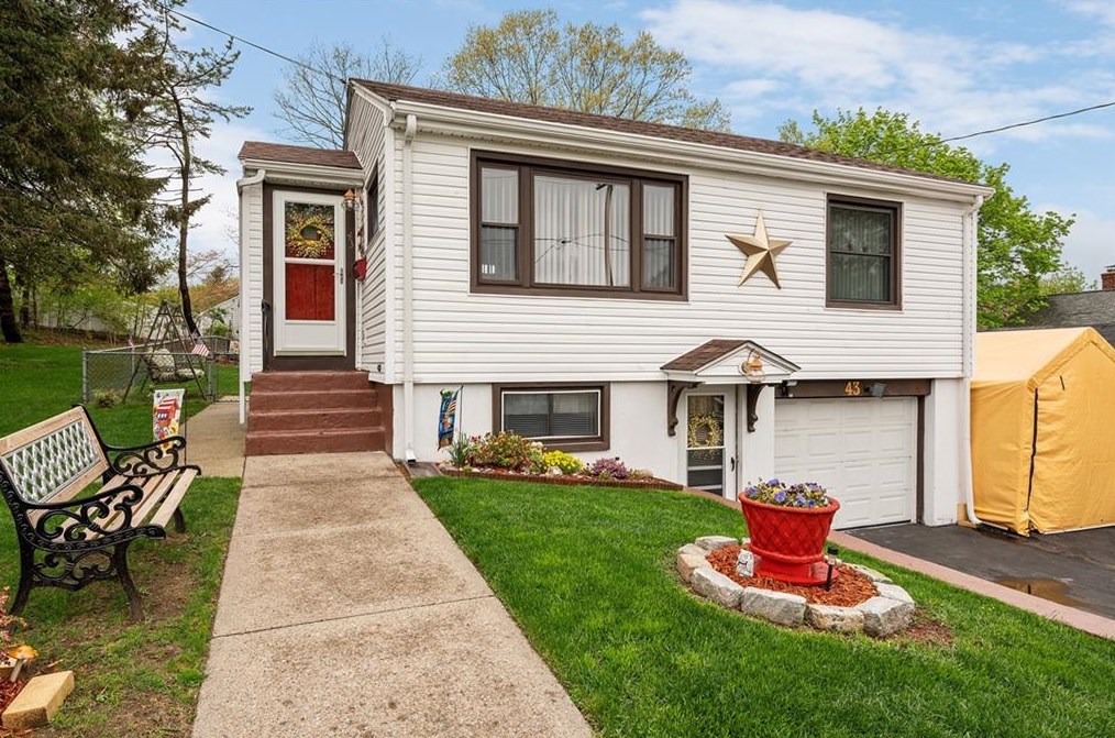 43 Lydia Ave, Woonsocket, RI 02895