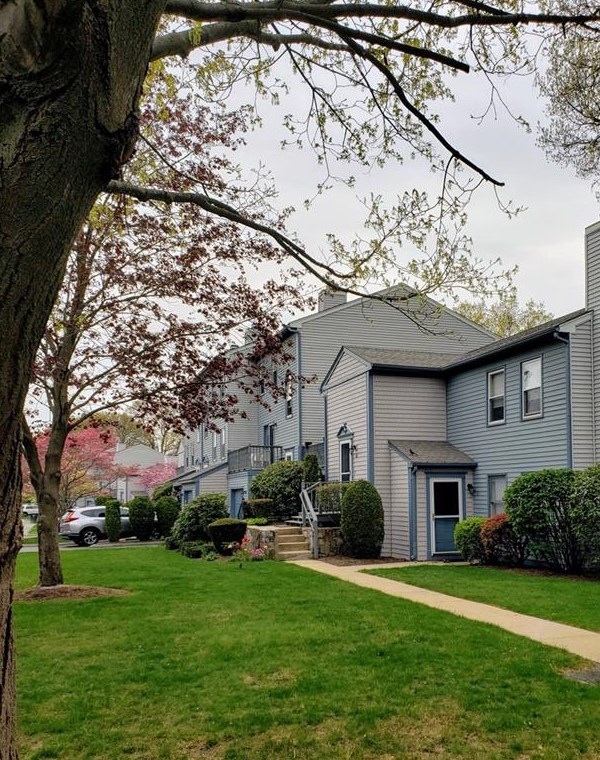 1 Willow Glen Cir #82, Warwick, RI 02889