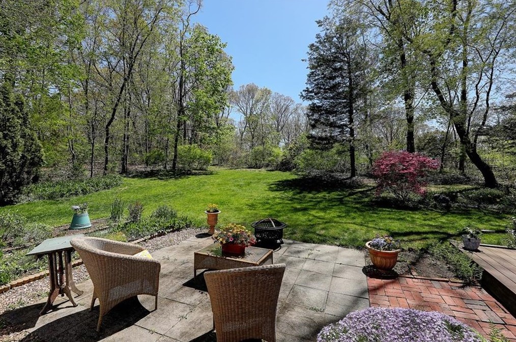 21 Lake Dr, Barrington RI  02806-2811 exterior