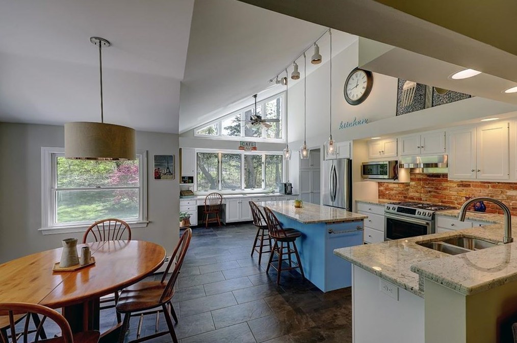 21 Lake Dr, Barrington RI  02806-2811 exterior