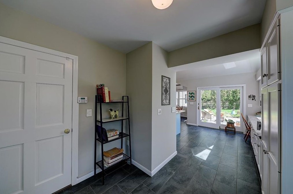 21 Lake Dr, Barrington RI  02806-2811 exterior