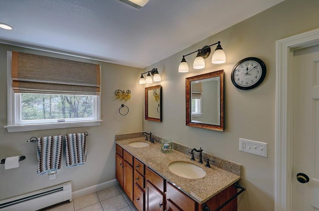 21 Lake Dr, Barrington RI  02806-2811 exterior