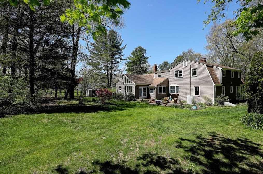 21 Lake Dr, Barrington RI  02806-2811 exterior